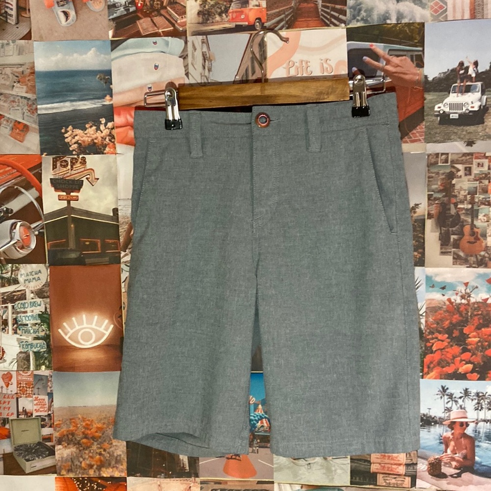 ❌SOLD❌ Volcom Boy’s Surf N’ Turf 4 Way Stretch Hybrid Shorts Size 26 Gray